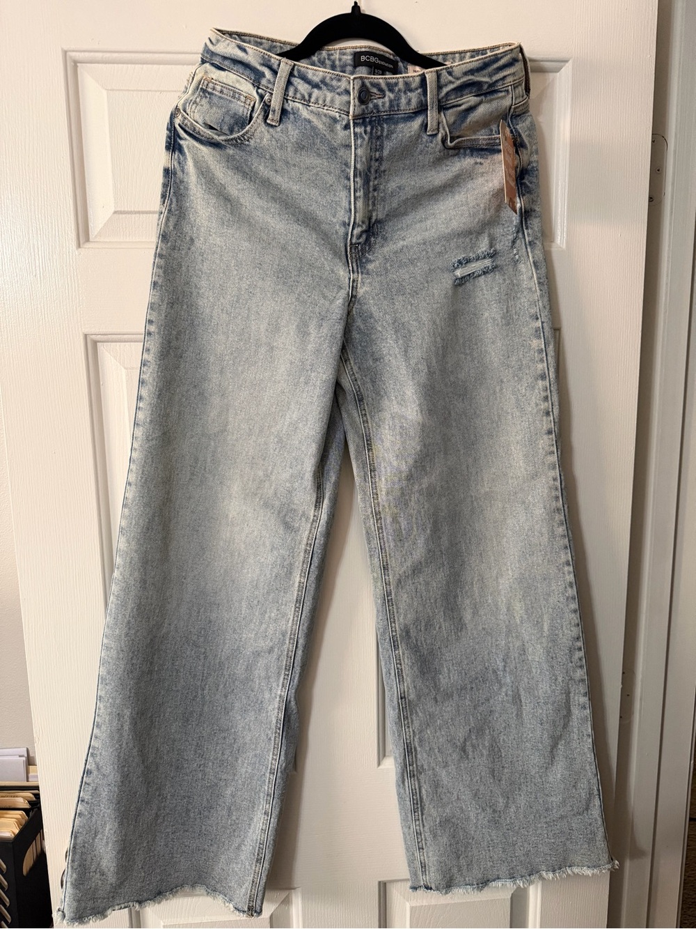 BCBG Generation Women’s High Rise Wide Leg Jeans Size 9/29 Light Wash Raw Hem